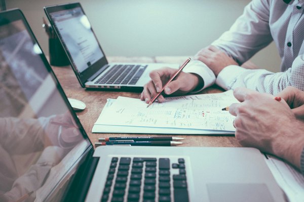 Quels sont les avantages et inconvénients de la vente à réméré pour les propriétaires en difficulté financière ?