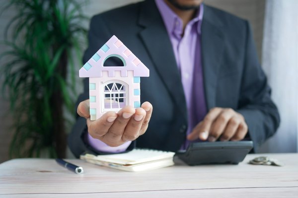 Quelle est la meilleure stratégie pour refinancer un prêt immobilier à taux élevé ?