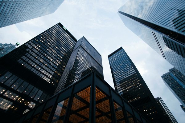 Comment estimer le rendement locatif d'un investissement immobilier dans une grande ville?